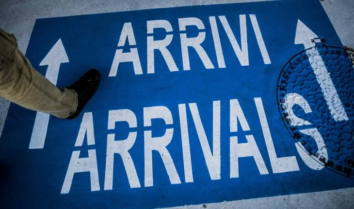 a sign that says arrivals 